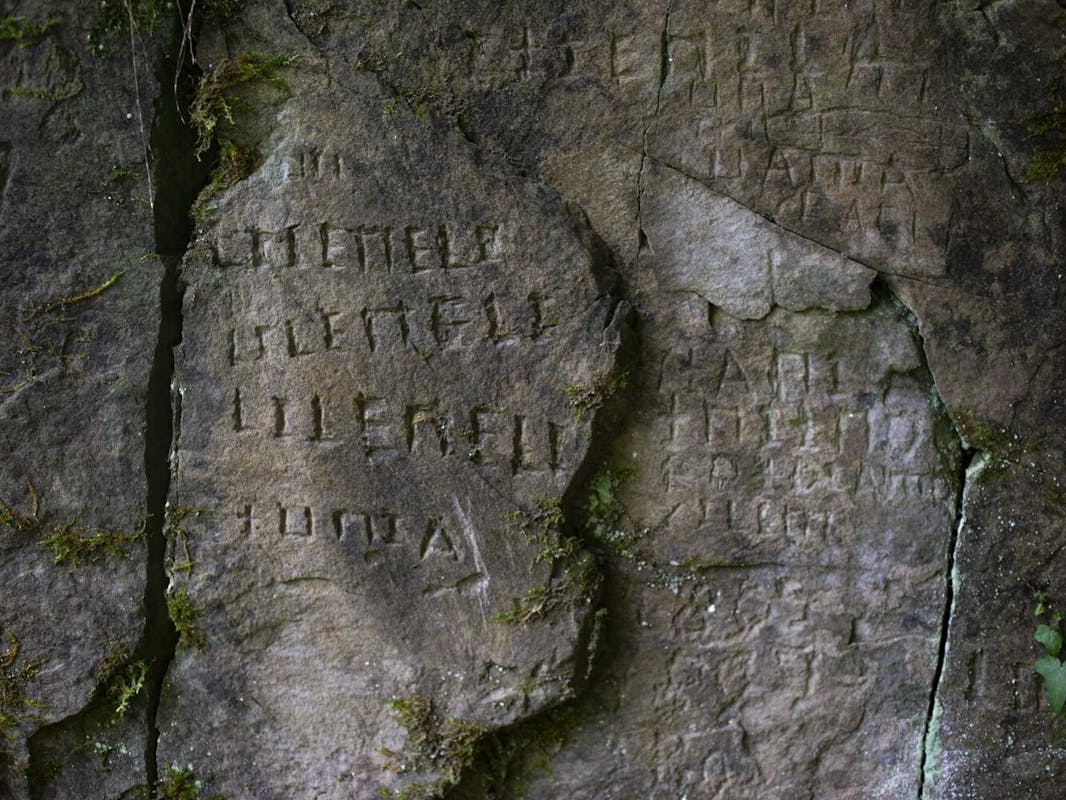 LE INCISIONI RUPESTRI DEL FRIGNANO LE INCISIONI RUPESTRI DEL FRIGNANO