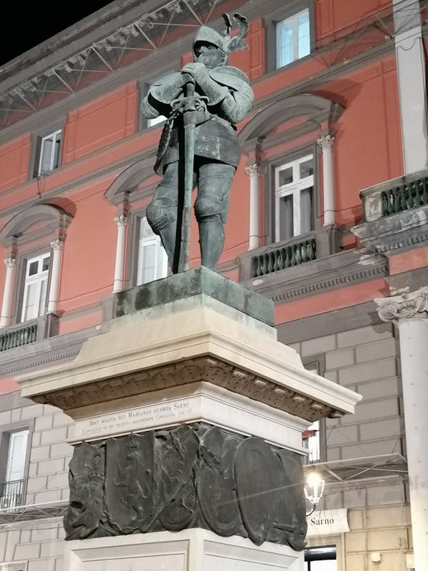 STATUA DI MARIANO ABIGNENTE STATUA DI MARIANO ABIGNENTE