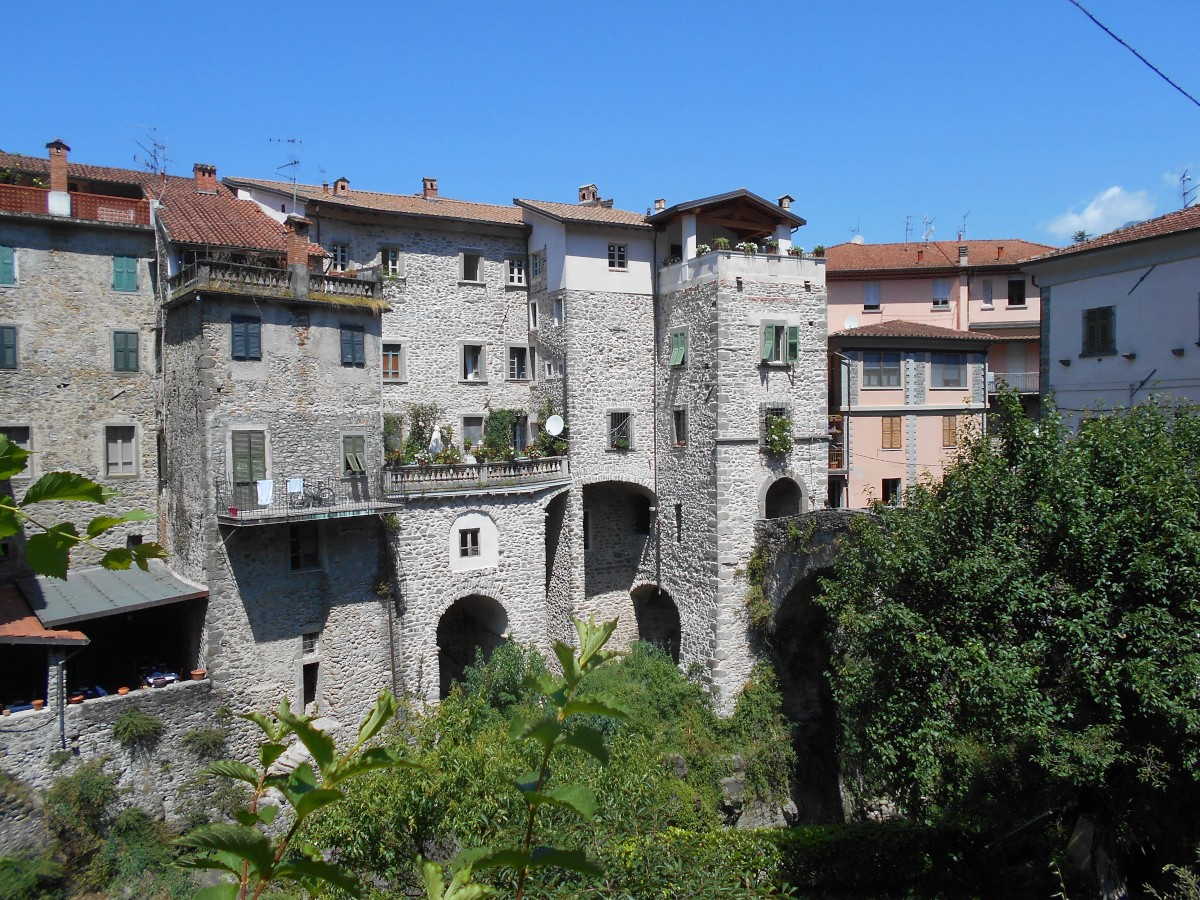 IL BORGO DI BAGNONE E IL SUO CASTELLO
