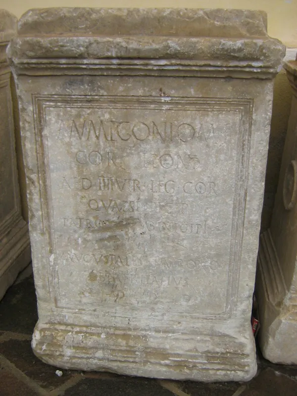 NECROPOLI DELLA FAMIGLIA MEGONIO NECROPOLI DELLA FAMIGLIA MEGONIO
