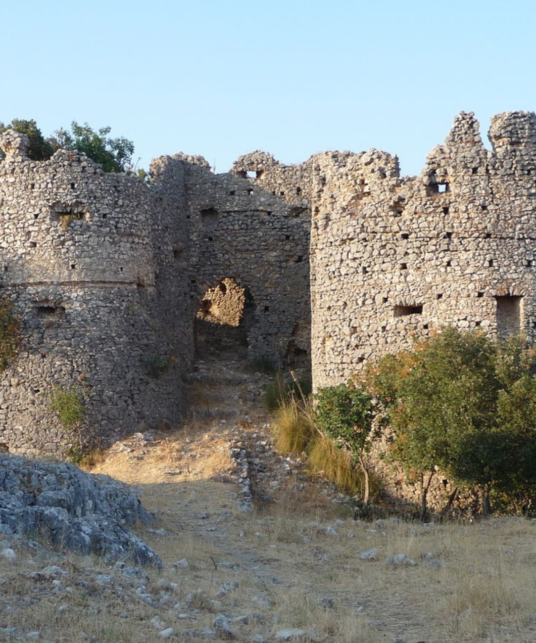 CASTELLO NORMANNO E CHIESA BIZZANTINA