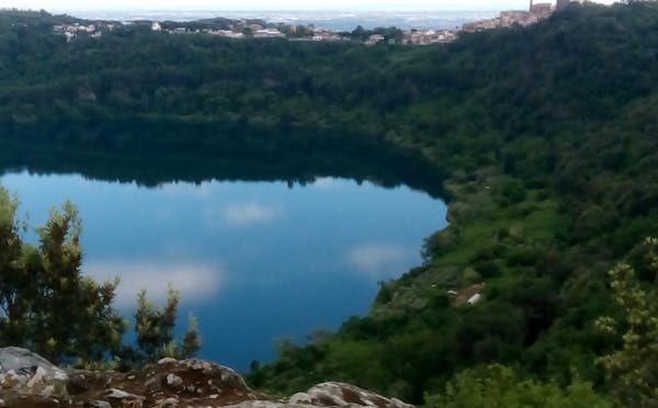 IL SENTIERO DEGLI ANTICHI ACQUEDOTTI SUL LAGO DI NEMI