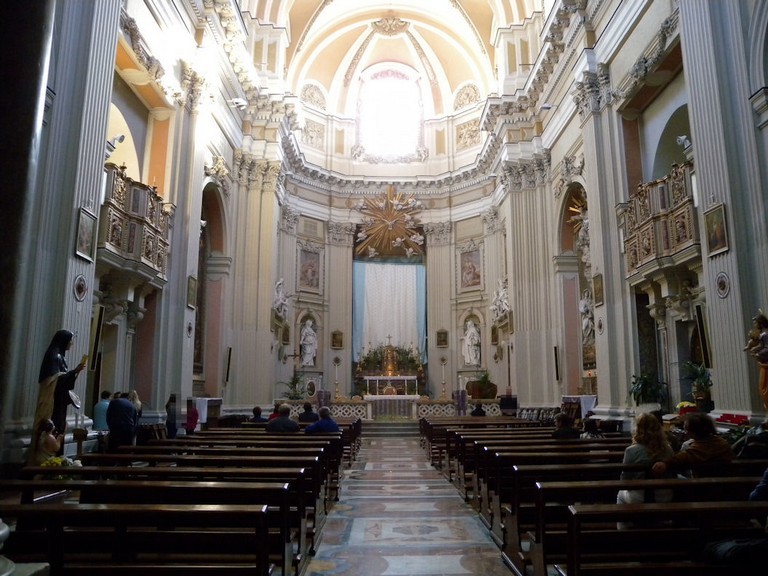 Gli interni: arte sacra e maestria decorativa