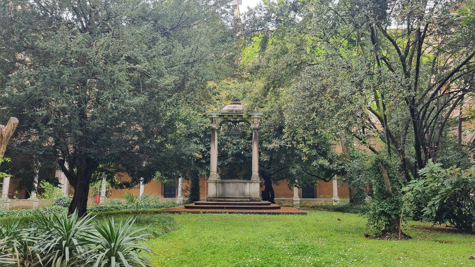 IL CHIOSTRO MAGGIORE DELLA BIBLIOTECA CLASSENSE