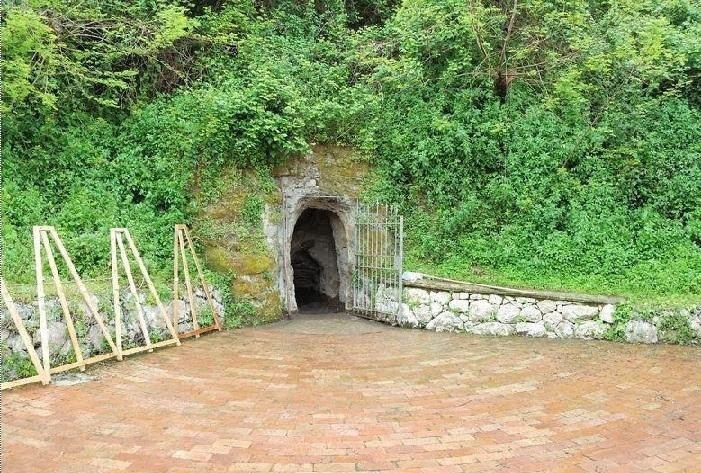GROTTA DEL CANE AD AGNANO