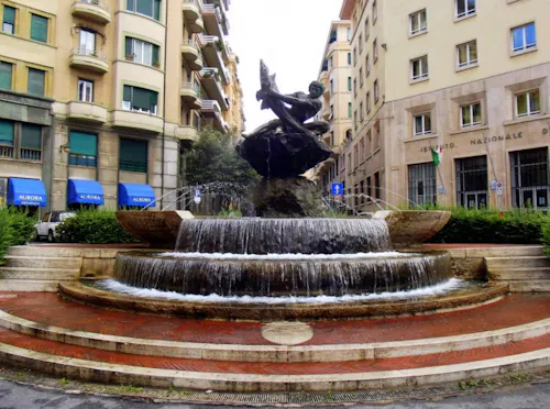 FONTANA "LOTTA TRA L'UOMO E LO SQUALO" DI RENATA CUNEO