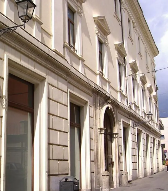 PALAZZO E BIBLIOTECA "DELFICO" PALAZZO E BIBLIOTECA "DELFICO"