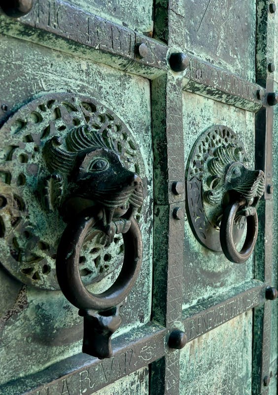 PORTA DELLA LIBERTÀ CATTEDRALE DI TROIA PORTA DELLA LIBERTÀ CATTEDRALE DI TROIA